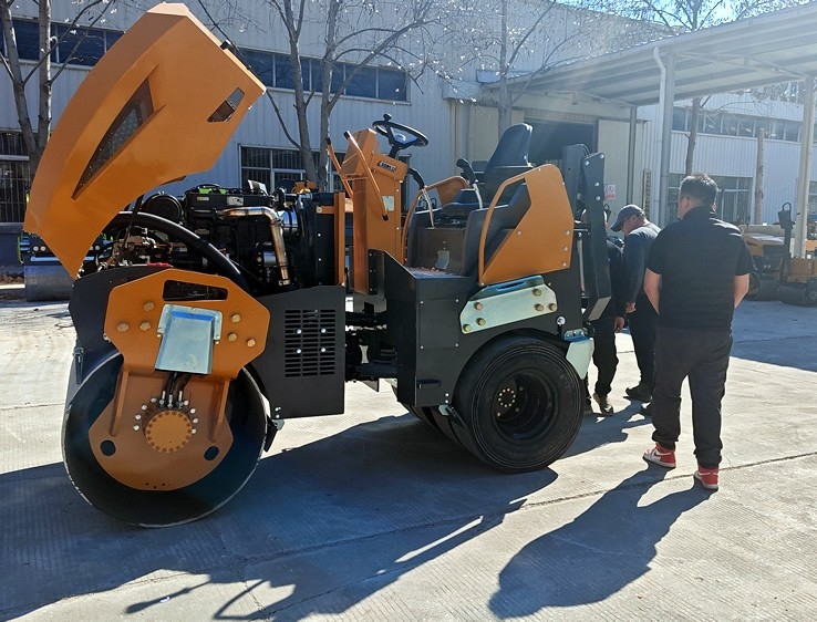 3月18日，哈薩克斯坦客戶來(lái)廠體驗(yàn)考察5噸膠輪壓路機(jī)